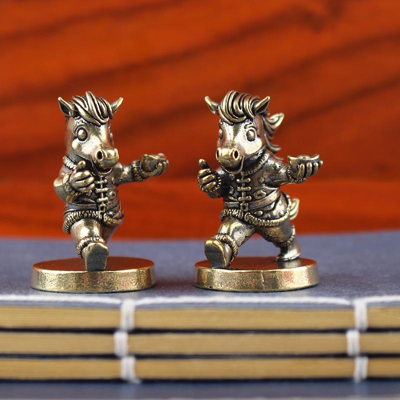 

Античная латунь Боевой конь Настольное украшение из латуни Боевой конь Китайский год 2026 Зодиакальный талисман Фигурки Украшение для гостиной 1