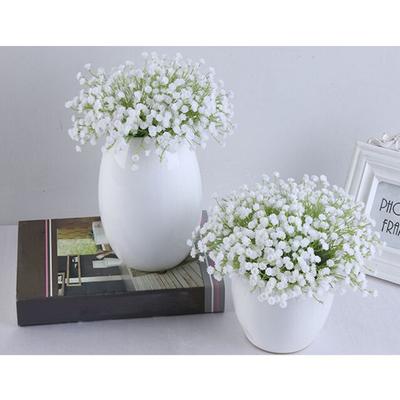 Gypsophila gėlių kompozicijų dekoravimas Namų netikrų gėlių nuotaka, laikanti gėles