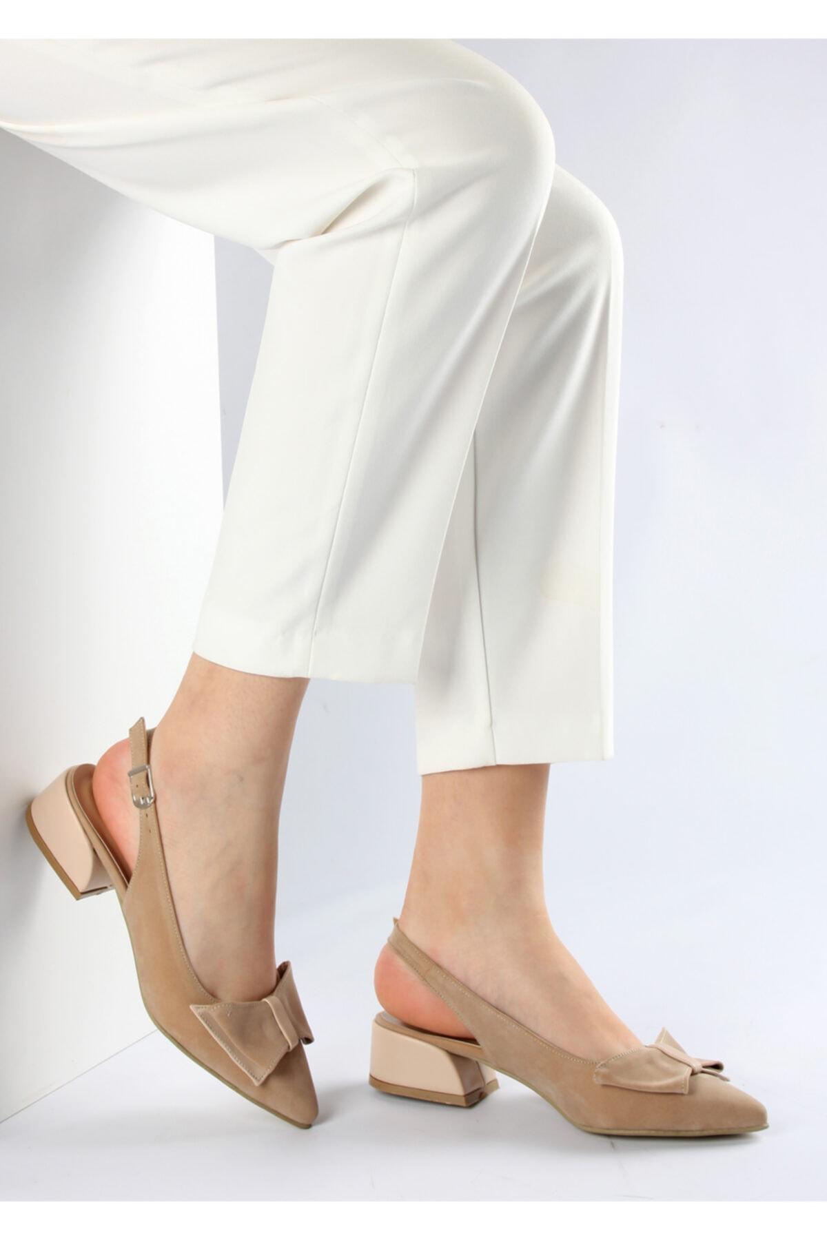 

Женские модные туфли на каблуке. Бежевые замшевые туфли с открытой спиной и бантом на низком каблуке. Высота каблука 3,5 см.