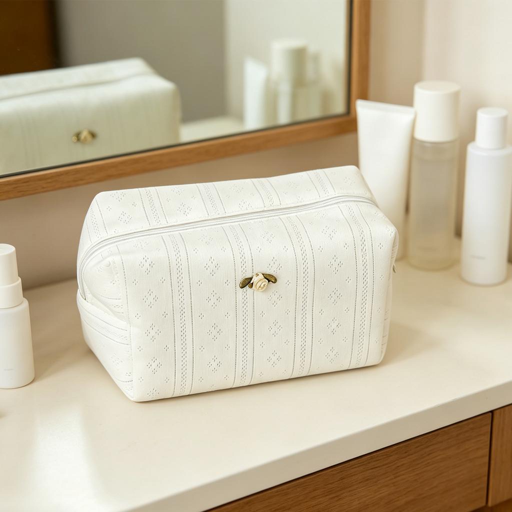 Roses Print Cosmetic Bag Zipper Closure Stylish Storage Bags Portable Organizer for Shopping And Outdoor Family Outings