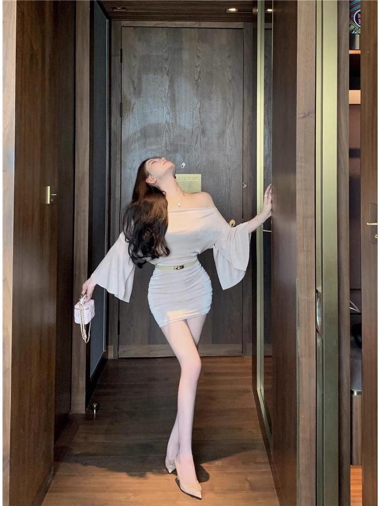 Herbst Schlankmachendes Off-Shoulder Langarm Mini Kleid – Damen Plissiert, Rückenfrei, Taillenbetont