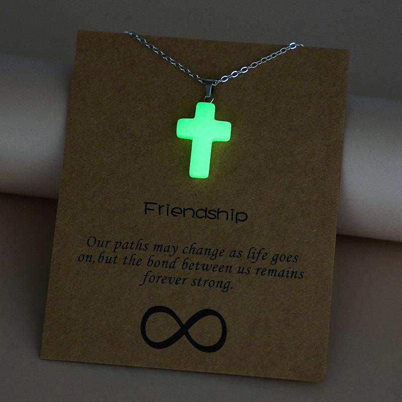 Collier pendentif lumineux le plus vendu avec goutte d'eau en forme de flèche, croix en forme de cœur et design lumineux évidé. Collier pour femme.