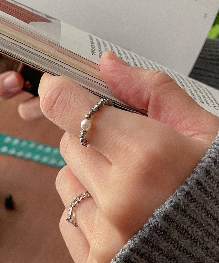 Merrymotive Pearl Point Gray Crystal Ring