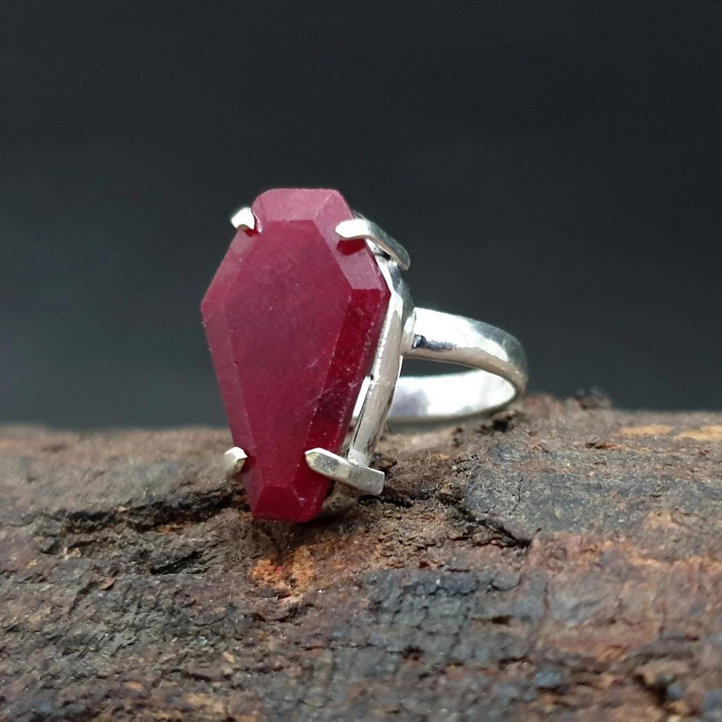 Sargform Boho-Stil Roher Roter Rubin Edelstein 925 Sterlingsilber Ring Schmuck, Krappenfassung Rubinring