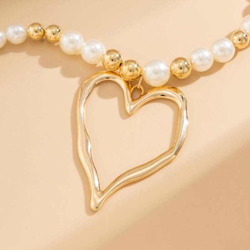 Unique Irregular Heart Pendant Necklace Fashionable Beads Necklace Stylish Neck Jewelry Suitable for Various Occasions