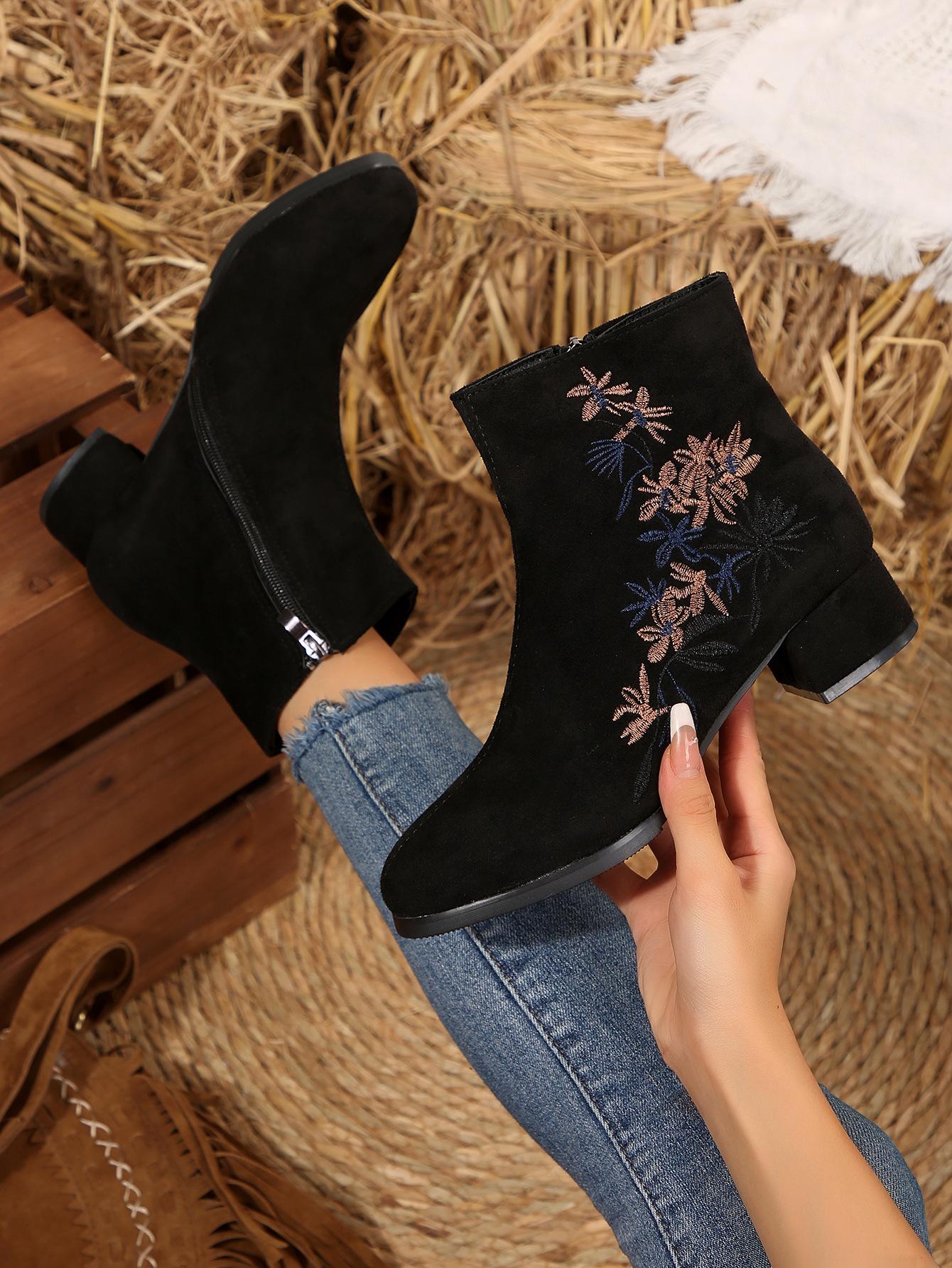 

Этнический стиль с чонсам ботильоны женские 2025 осень и зима новые вышитые туфли для мамы ботинки Мартин матовый толстый каблук туфли на высоком каблуке 40