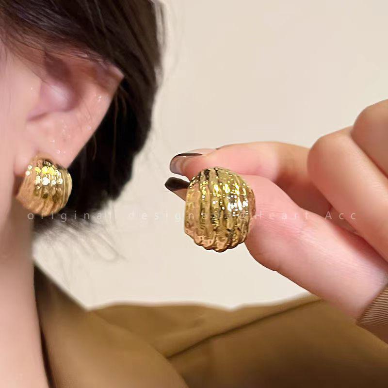 Chic Pleated C-Shaped Stud Earrings: Luxury, Versatile, and Fashionable Ear Jewelry золотой