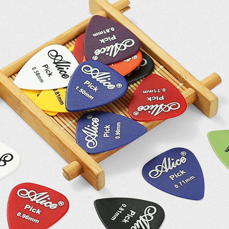Guitar Pick Bag PU Leather Potable Pick Storage Keychain Pick Holder Multicolor Plectrum Bag with Random 3 Picks Accessories ZYF
