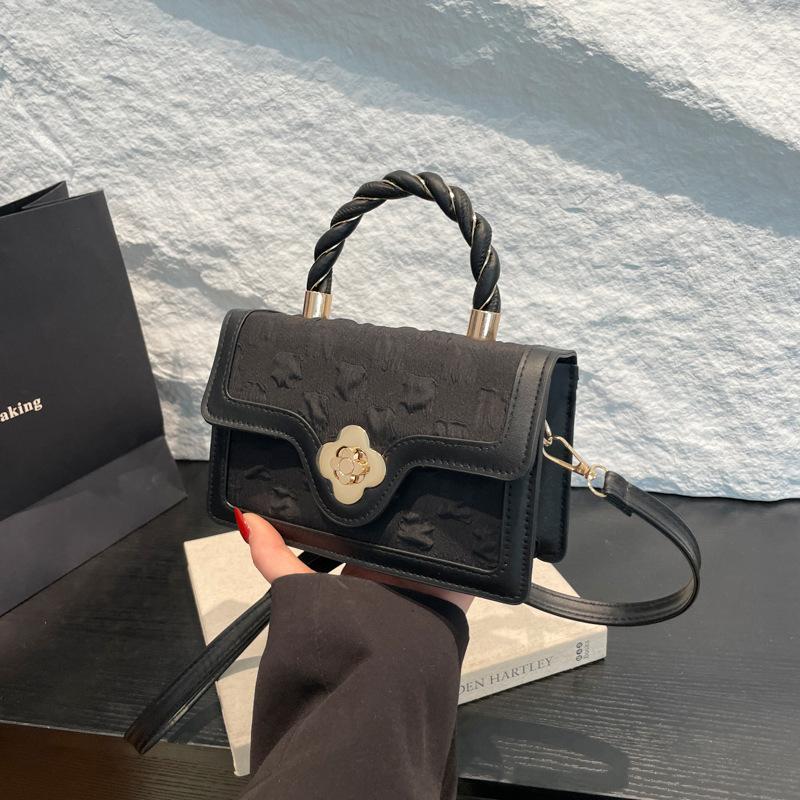 

This year s new casual twist handheld women s bag Korean version of temperament versatile shoulder messenger bag fashionable and atmospheric small squ чёрный