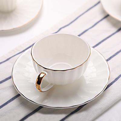 Knochenporzellan Kaffeetasse und Untertasse Handgefertigt Goldgeprägter Keramiktasse Europäische Nachmittagstee Keramiktasse Untertasse Porzellan Teetasse