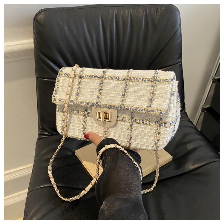 

Корейская версия маленькой сумки с замком-цепочкой в иностранном стиле для женщин 2024 года, осень-зима, новый темперамент, популярная маленькая квадратная сумка-мессенджер в этом году белый