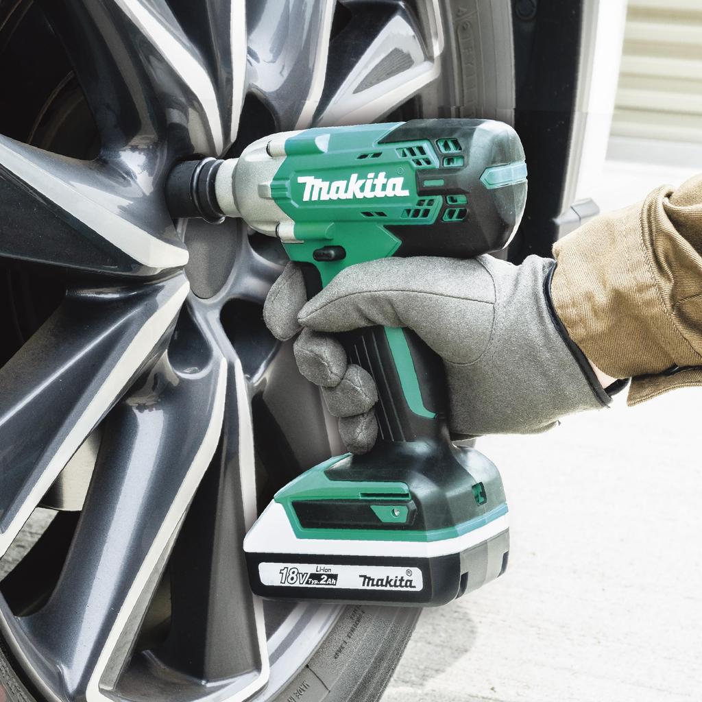 Makita MTW001DSA Akku-Schlagschrauber 18V mit und Koffer Schraubenschlüssel, 2Ah, Akku, Ladegerät,