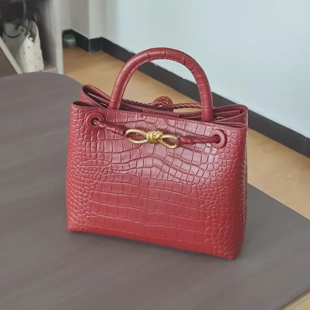 Premium Cowhide Shoulder Bag - 2024 Large Crocodile Pattern Handbag, Versatile Women's Tote