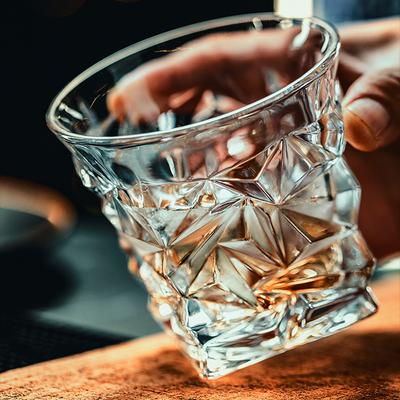 290ml Whiskeyglas Verdickte Transparente Weingläser Schnitzmuster Luxusgeschenke für Wasser Tee Getränkebecher Tassen mit großem Fassungsvermögen