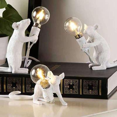 Lampada da tavolo con topo Lampada con animali nordici Soggiorno Sala da pranzo Camera da letto Negozio di abbigliamento Lampada da tavolo in resina di cartoni animati