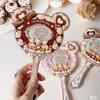 Flower Knows Sweetie Bear Collection Handspiegel Exquisites Relief Make-up-Werkzeuge Niedlicher HD-Make-up-Spiegel 4 Typen