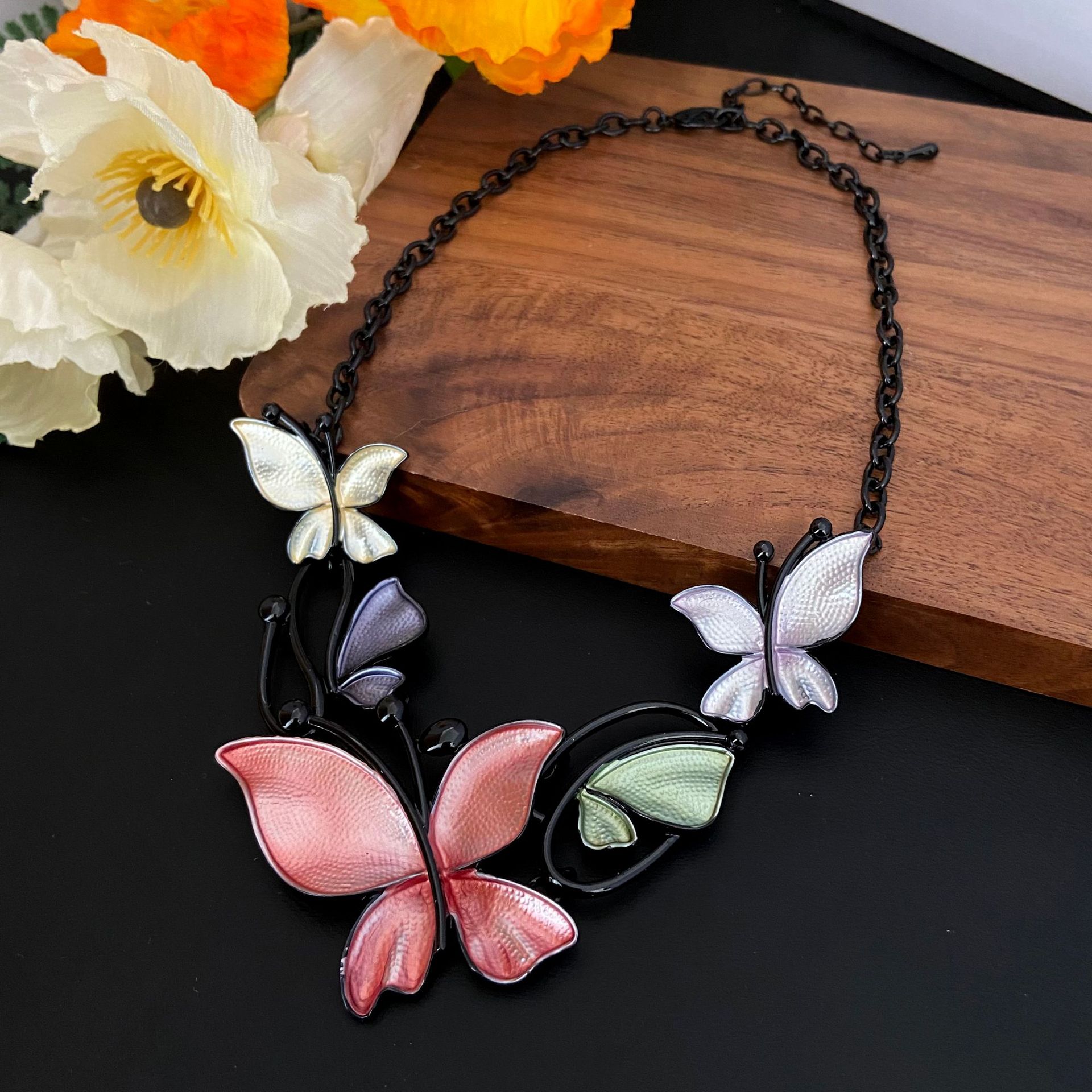 

Новое ожерелье с летающей бабочкой неправильной расцветки, модная и высококлассная женская универсальная цепочка на шею с бабочкой