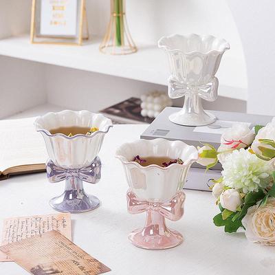 Ceașcă de Înghețată Ceramică cu Picior Înalt și Fundiță Visătoare - Suvenir cu Design de Nișă pentru Fete