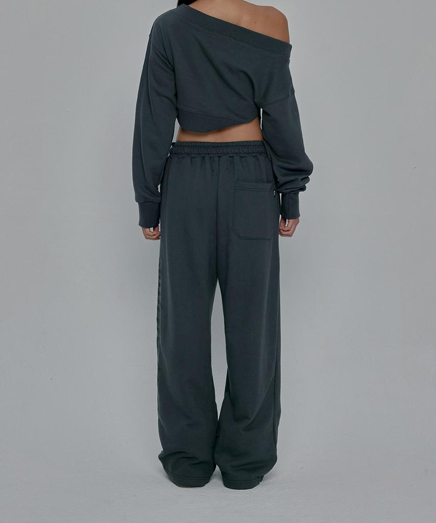 Gillaakaibeu Side Cross Logo Sweatpants_Charcoal