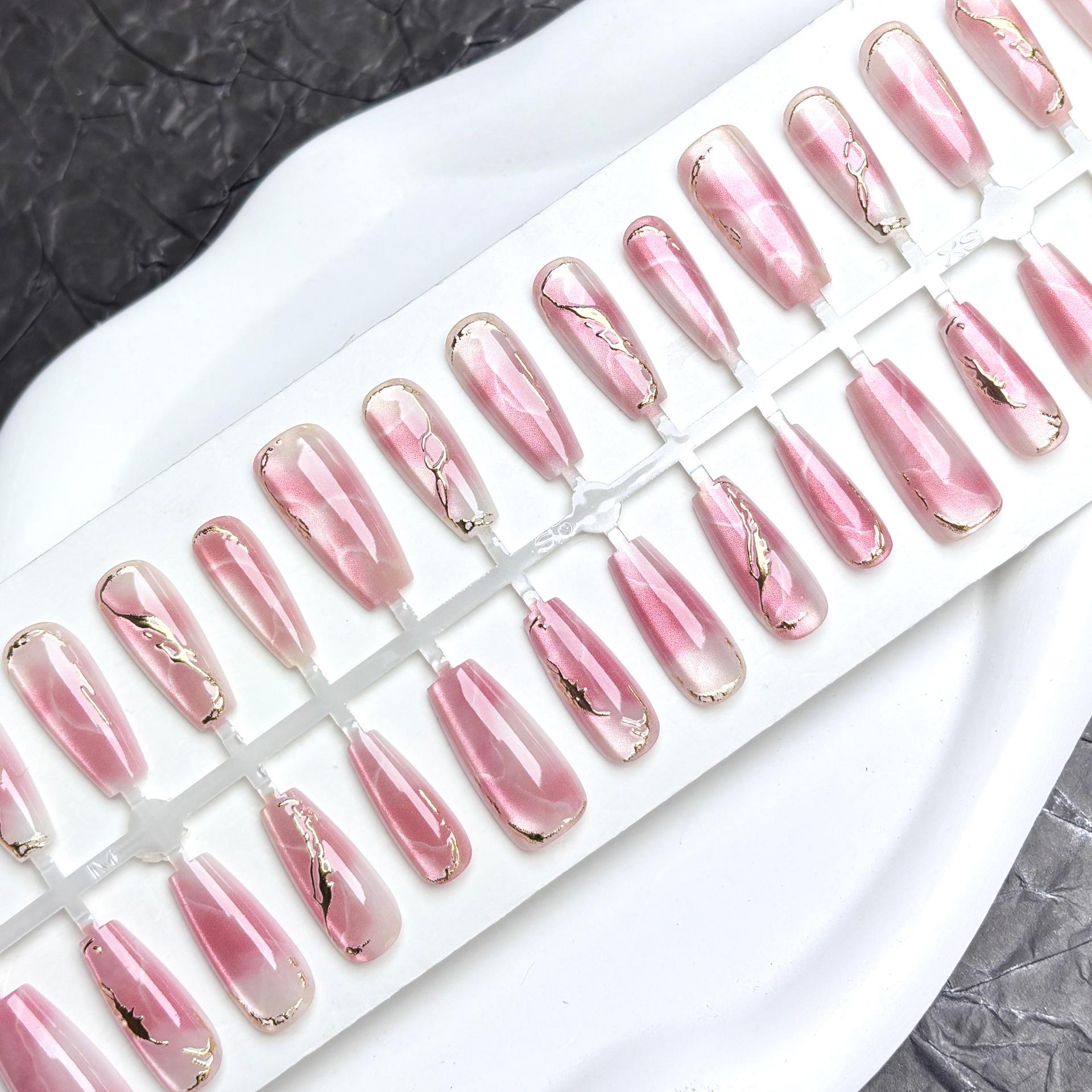 

Элегантный розовый градиентный кошачий глаз нейл-арт с золотыми акцентами