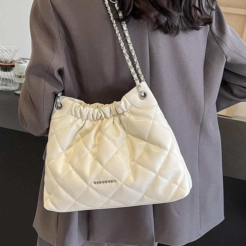 Väska Dam Ny Höst och Vinter Crossbody Stor Kapacitet Hinkväska Premium Mångsidig Rombkedja Axelväska