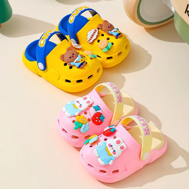 2026Children's clogs with closed toe, breathable, anti-collision, soft-soled, suitable for home and outdoor use, beach shoes, non-slip baby slippers