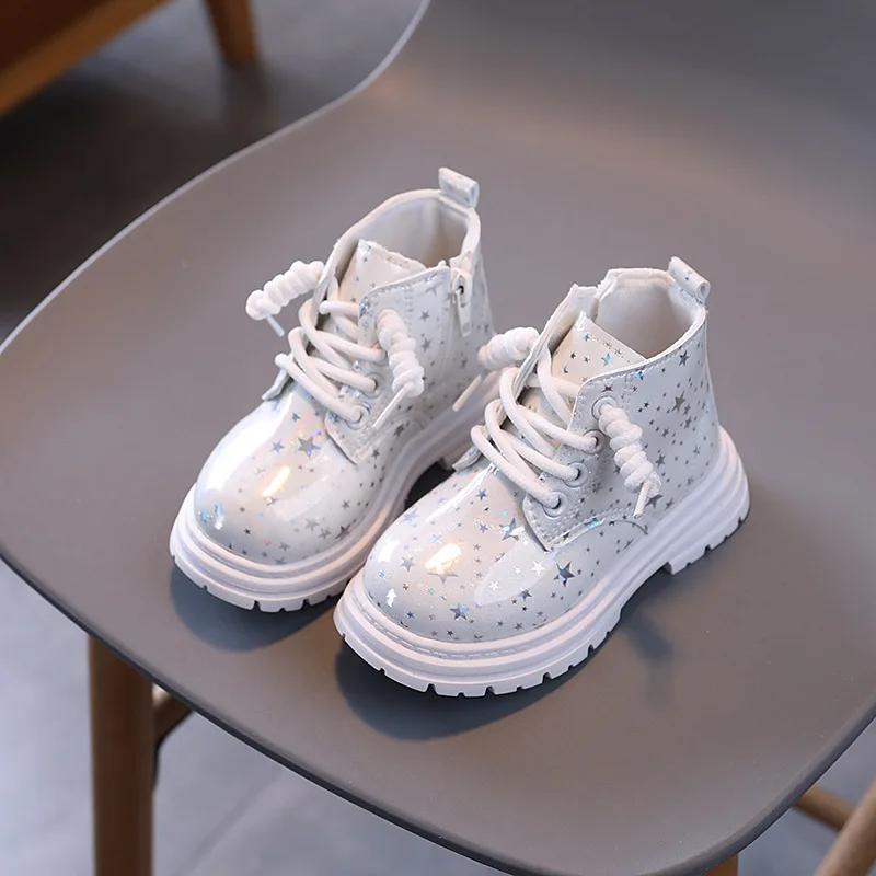 

Детские ботильоны на платформе, весна-осень, глянцевые короткие сапоги для девочек, модные повседневные детские кожаные сапоги принцессы с толстой подошвой 21 белый