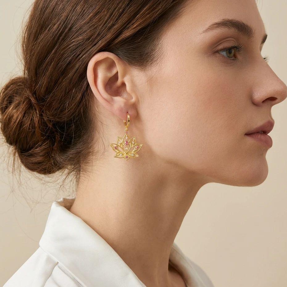 Boucles d'Oreilles Fleur de Lotus Ethniques pour Femmes Minimalistes Creuses Strass Roses Boucles d'Oreilles Créoles Fleur de Lotus Bijoux Élégants de Fête Cadeau