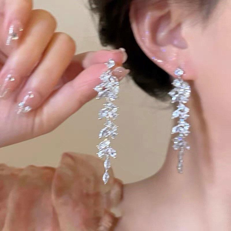 Koreanischer Stil Nicht-Piercing Ohrclip mit langem Quaste, Perlmutt Schmetterlings Design für Damen - High-End, Coole Mode.