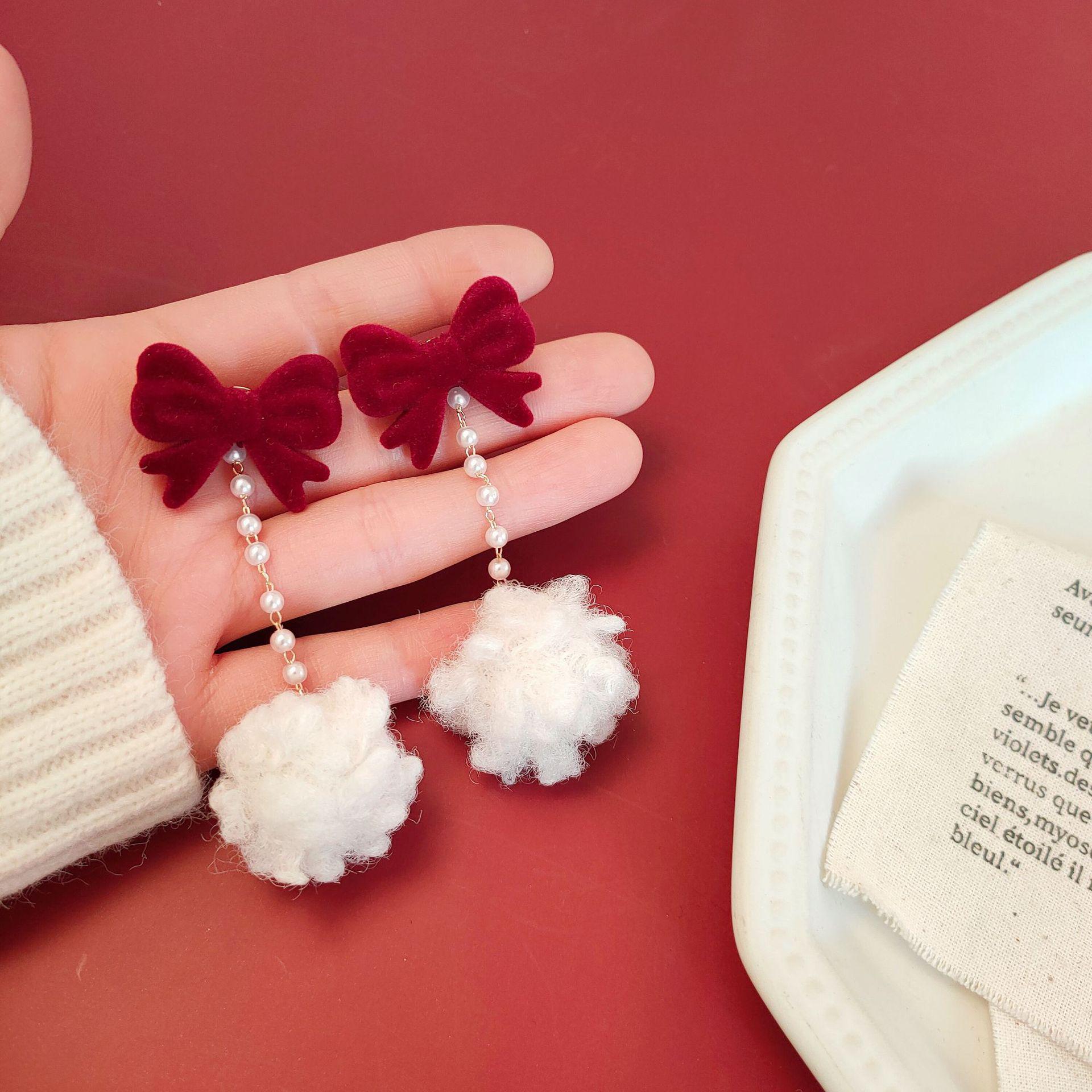 

Трендовые серьги 2024 года из бордового бархата с розовым жемчугом: Ретро стиль Гонконга для осени и зимы