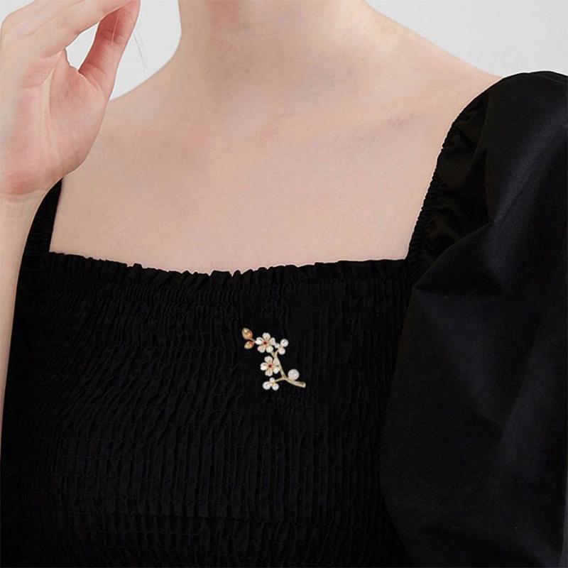 High-End Temperament White Plum Blossom Brooch Ladies Light Elegant Luxury Pins Plant Antique Floral Accessories Jewelry Gifts