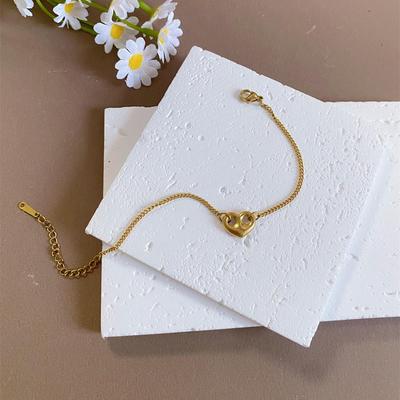 Braccialetto con Catena Sottile in Acciaio Inossidabile a Forma di Cuore Dorato Retro Europeo e Americano per Donne