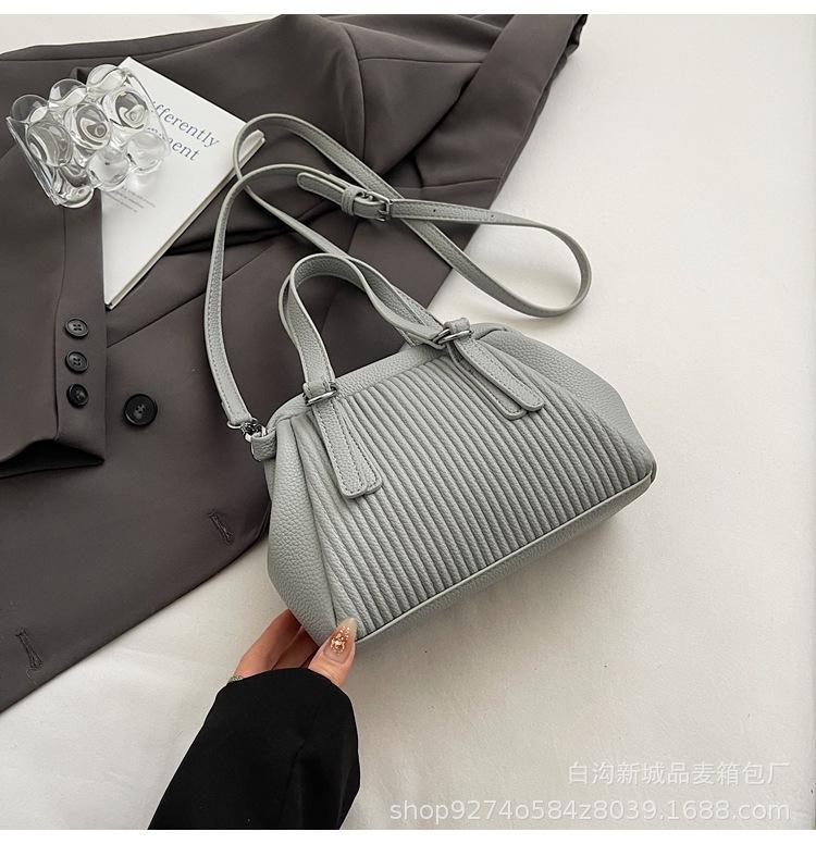 

Retro fashion small bag, hand bag, high-end pillow bag, niche light luxury shoulder bag, trendy foreign messenger bag. серый