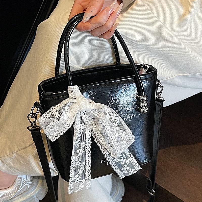 British retro style high-end temperament portable bucket bag niche leisure commuting versatile oil wax leather messenger bag women