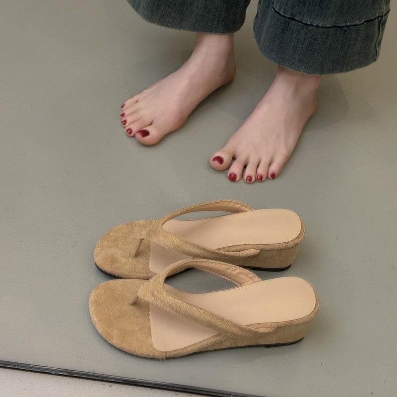 

Маленький каблук-танкетки, шлепанцы, которые женщины носят летом, чтобы увеличить рост и казаться стройнее, желтые красивые пляжные крутые шлепанцы женские 35