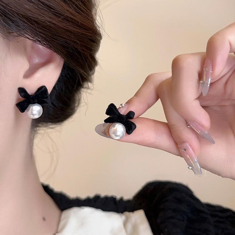 Geometrische Plissee-Ohrringe mit Glasperlen der Black Series: Elegante silberne Ohrstecker mit einem luxuriösen und vielseitigen Design.