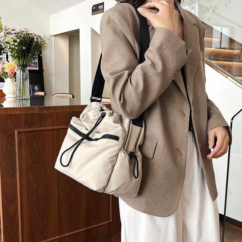 New Korean Version Pull Rope Pleated Bag Women's Nylon Fashion Casual Shoulder Bag Large Capacity Simple and Lightweight Messenger Bag Bag
