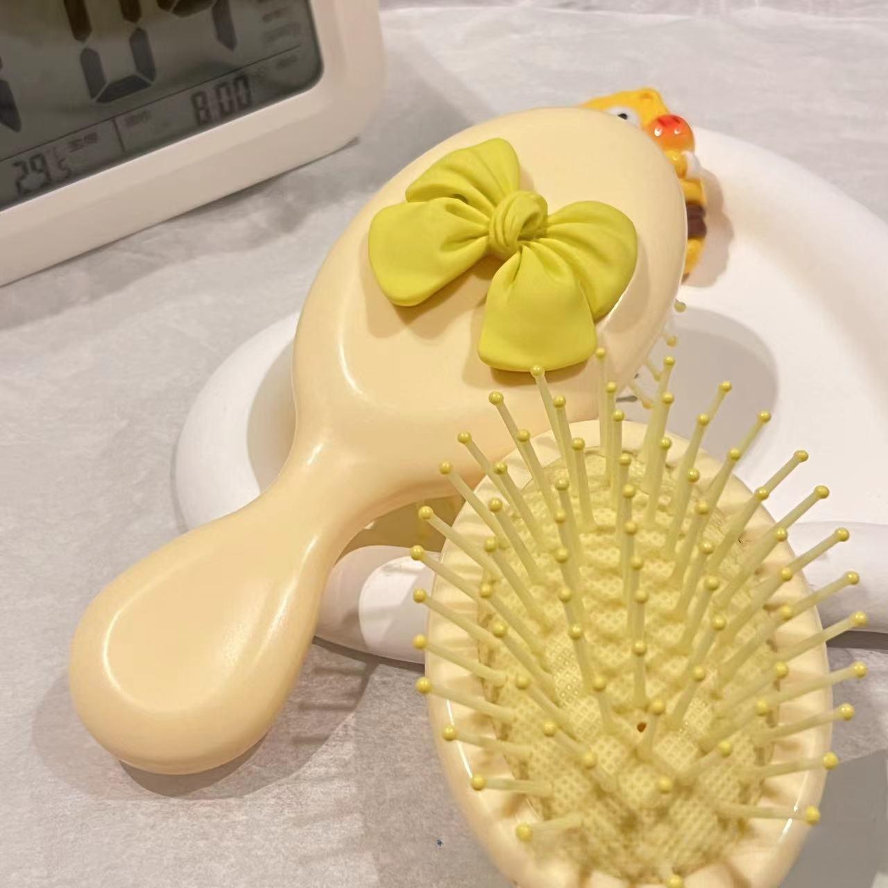 

Милая мультяшная расческа с бантом на ручке для массажа кожи головы, переносная пластиковая воздушная подушка, маленькая расческа, щетка для волос с бантом, милая милая расческа жёлтый