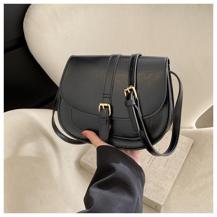 Стильная городская минималистичная ретро зимняя новая маленькая ПУ седельная сумка с контрастной строчкой тренд чёрный