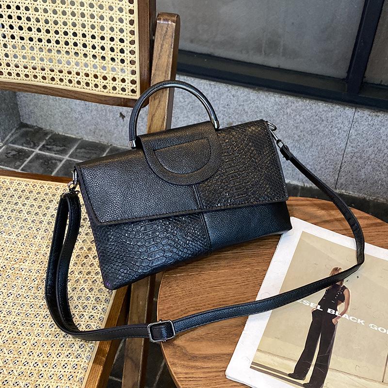 Европейско-американский женский клатч со змеиным принтом: Модная, Вместительная, Повседневная, Трендовая, Простая и Стильная Сумка-кроссбоди. 26CM (L) x 3.5CM (W) x 15.5CM (H) чёрный