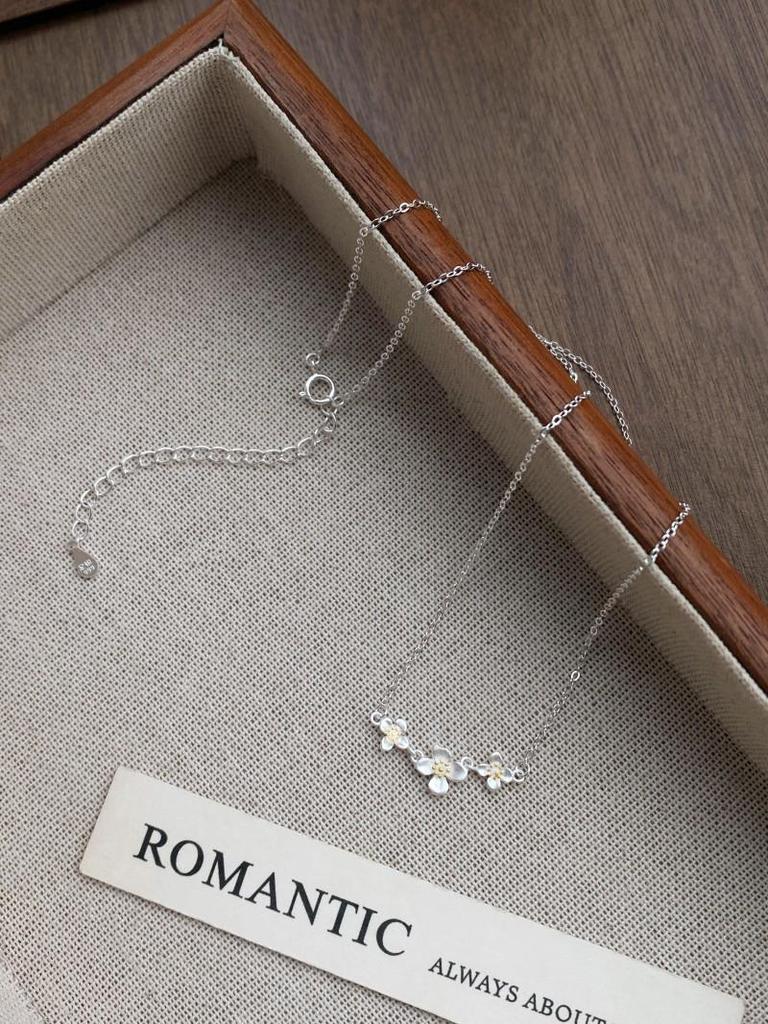 Sterling Silver Gardenia Flower Necklace for Women - Elegant Light Luxury Clavicle Chain with Fresh Floral Design.
