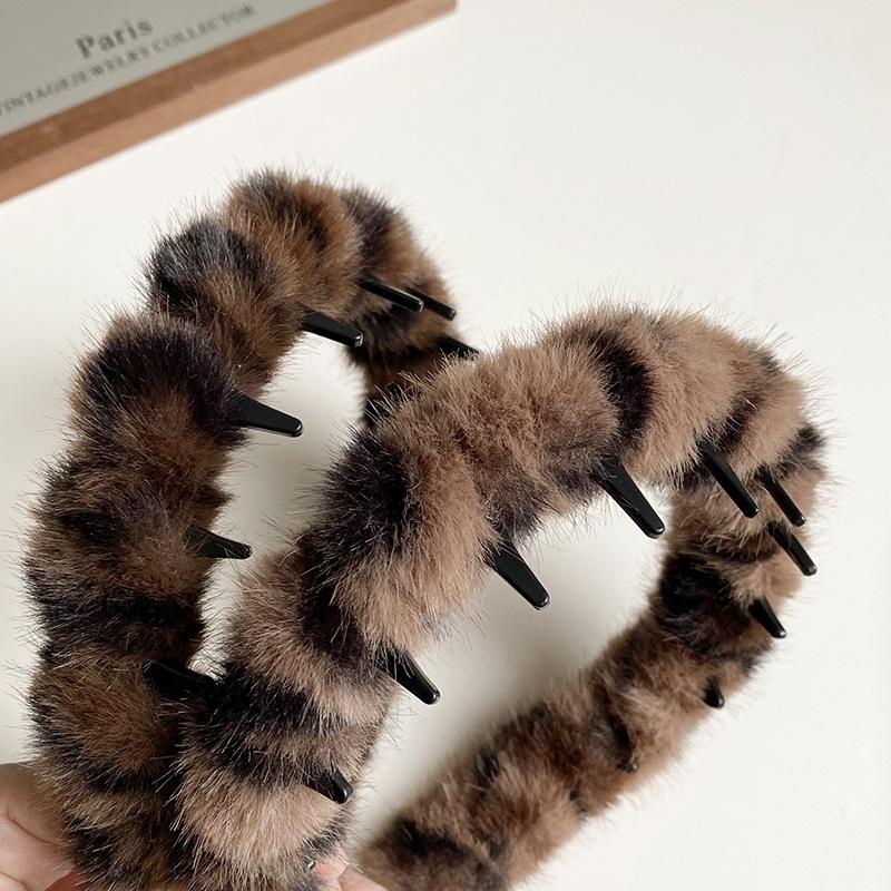 Korean Retro Leopard Print Plush Headband with Teeth – Non-Slip Hair Accessory for Women, Autumn/Winter Fashion.