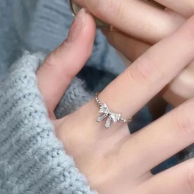 Romantyczne, śliczne białe pierścionki z kokardą dla kobiet, wykwintna biżuteria z błyszczącym cyrkonem w kształcie muszki na imprezę, randkę, prezenty dla miłośników