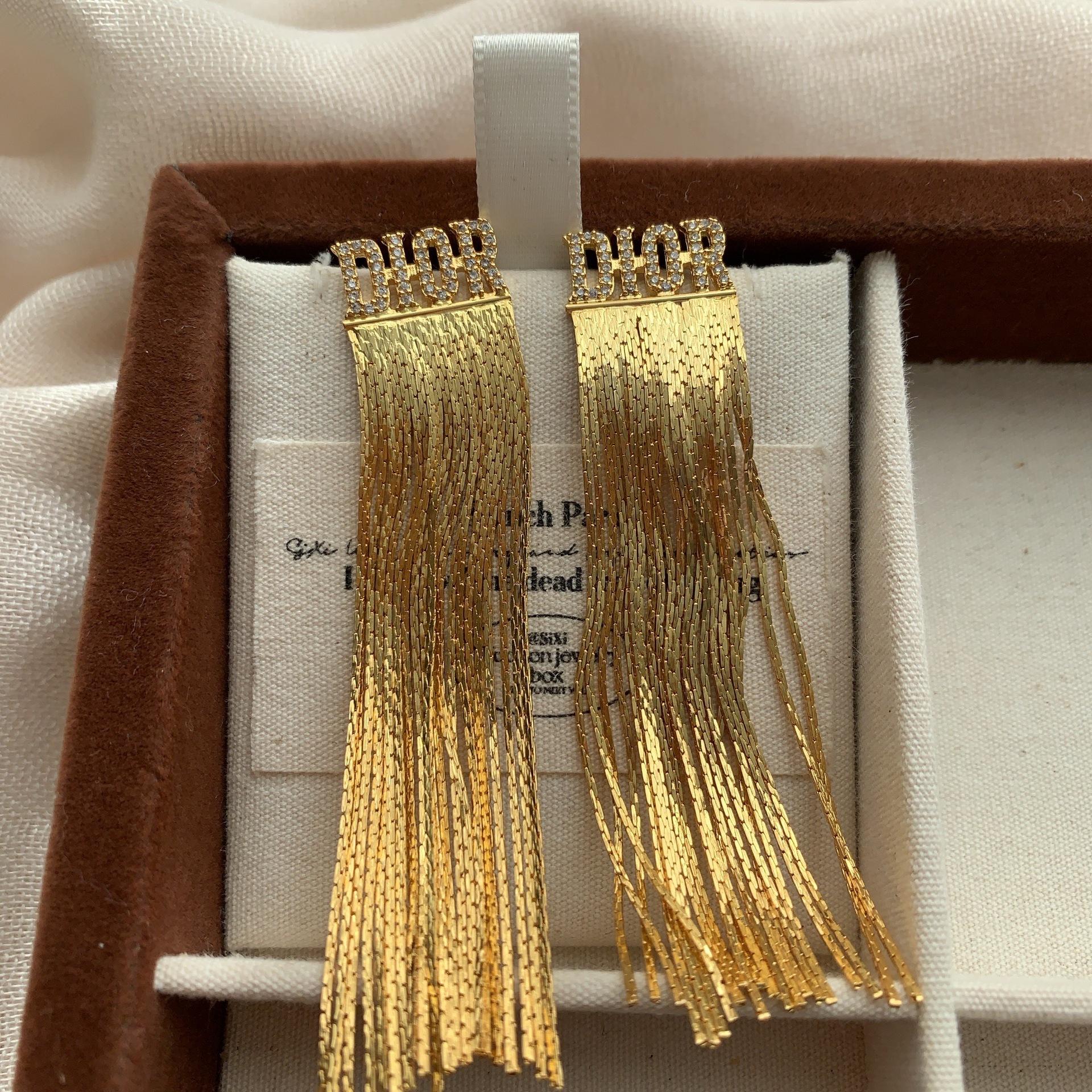 

Delicate letter fringed earrings, earrings, long gorgeous and exquisite high-quality personalized earrings.
