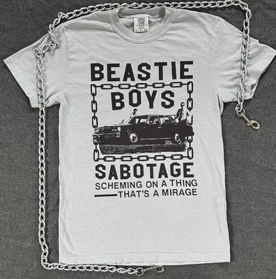 Camiseta Unisex de Manga Corta Blanca Sabotage de la banda Beastie Boys de los 90