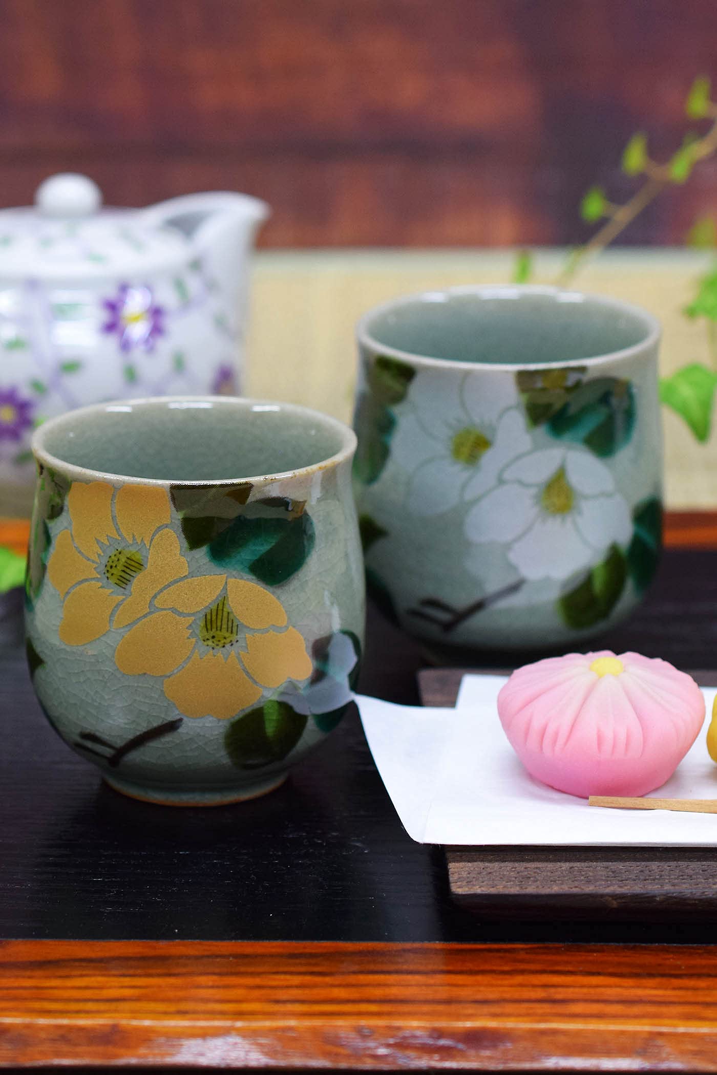 

Waza no Kura Stylish Pair of Kutani Ware Teacups with Gold and Silver Camellia Made in A perfect gift for wedding and 88th Designs. Japan. серый