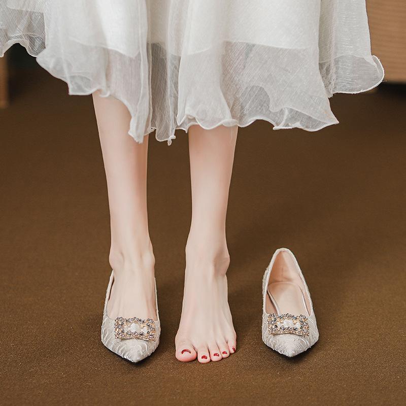 

Single shoes women s 2025 new pointed tip with skirt small fragrant style low heel gentle shoes thick heel rhinestone Mary Jane women s shoes 35 абрикосовый