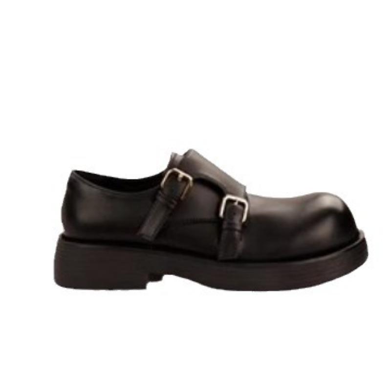 Eine Frau trägt ein Paar Retro-Schuhe mit großen Köpfen, runder Zehenpartie und rutschfesten Sohlen.