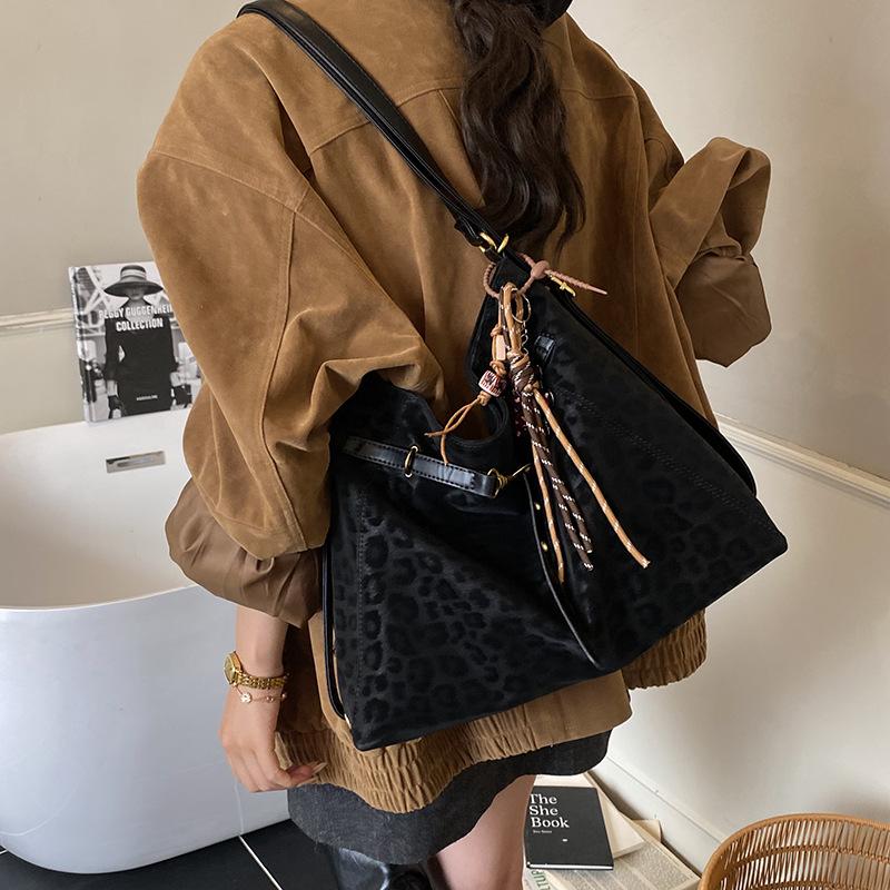 Large-capacity Commuter Bucket Bag Female Niche Design 2025 New Shoulder Messenger Bag Multi-functional Korean Version Backpack
