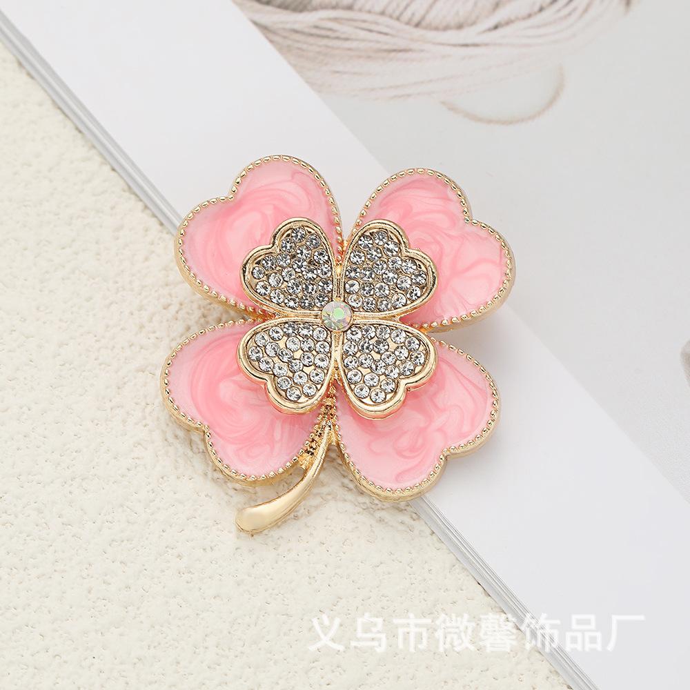 Four-leaf clover plant flower brooch female brooch ins trendy personality temperament anti-light pin with jewelry